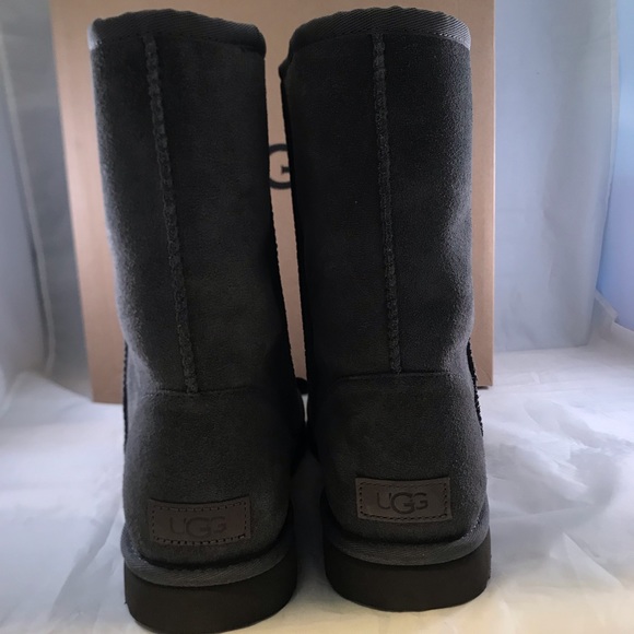 UGG CLASSIC SHORT STUD II Size 8
Color: CHRC - Picture 5 of 15